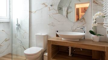Luxury Apartment | Bathroom | Shower, rainfall showerhead, hair dryer, towels