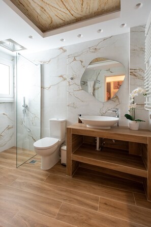 Luxury Apartment | Bathroom | Shower, rainfall showerhead, hair dryer, towels - Blue Ark Acropolis Compass (Athens)