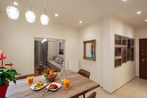 Appartamento Luxury | Cucina privata | Frigorifero con congelatore, microonde, forno, piano cottura