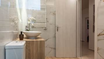 Luxury Apartment | Bathroom | Shower, rainfall showerhead, hair dryer, towels
