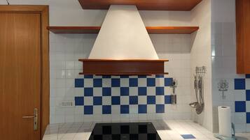 Réfrigérateur, micro-ondes, batterie de cuisine, vaisselle et ustensiles