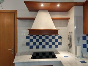 Kühlschrank, Mikrowelle, Kochgeschirr/Geschirr/Besteck