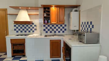 Køleskab, mikrobølgeovn, køkkentøj/tallerkener/redskaber