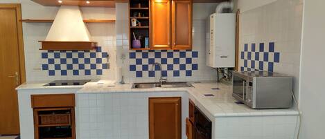 Køleskab, mikrobølgeovn, køkkentøj/tallerkener/redskaber