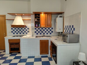 Kühlschrank, Mikrowelle, Kochgeschirr/Geschirr/Besteck