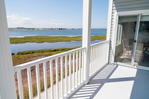 Un balcon avec vue sur un lac et des marais.