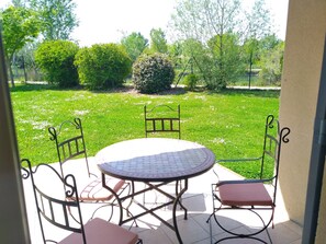 Outdoor dining - Villa 3 Pièces & Kitchenette Entre Avignon et L'isle sur la Sorgue (Saint-Saturnin-lès-Avignon)