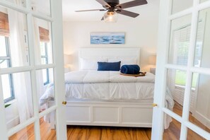 3 dormitorios, escritorio, tabla de planchar con plancha y cuna de viaje