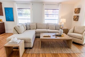 TV, books, offices - 733 Sunset Hideaway | Pool & Spa (Naples)