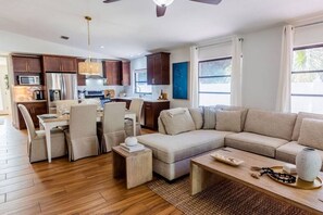 Una televisión, libros, una oficina