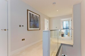 Interior - Luxury and Modern 3 bed 3 bath Battersea Power Station (London)