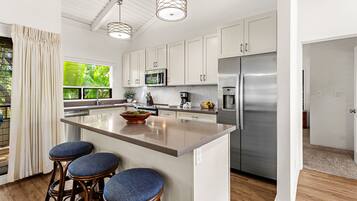 雪櫃、微波爐、焗爐、爐具