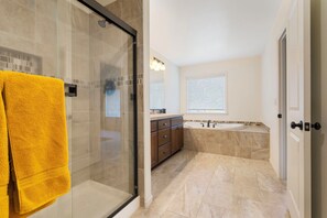 Shower, hair dryer, towels - Luxury 3BR Home in the Heart of Hillsboro (Hillsboro)