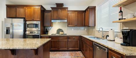 Jääkaappi, mikroaaltouuni, uuni, liesi