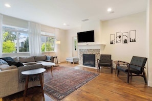 TV, fireplace, offices - Luxury 3BR Home in the Heart of Hillsboro (Hillsboro)