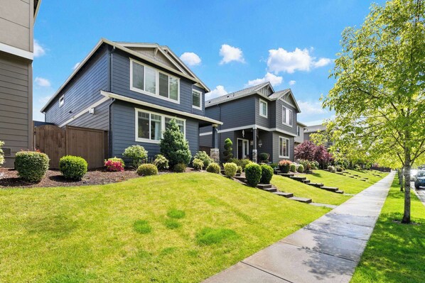 Exterior - Luxury 3BR Home in the Heart of Hillsboro (Hillsboro)
