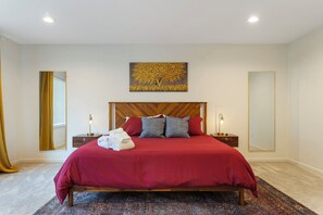 3 bedrooms, desk, iron/ironing board, travel cot - Luxury 3BR Home in the Heart of Hillsboro (Hillsboro)