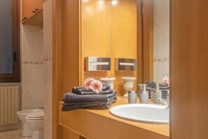 Shower, bidet, towels
