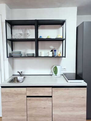 ثلاجة، موقد طهي مسطح، مستلزمات طهي/أطباق/أوعية