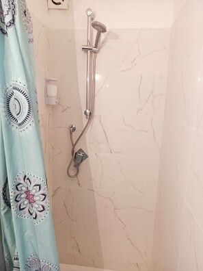 Doccia, asciugacapelli, asciugamani, sapone