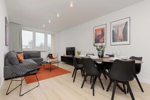 TV, offices - Apartment for 6 People | Balcony (Warszawa)