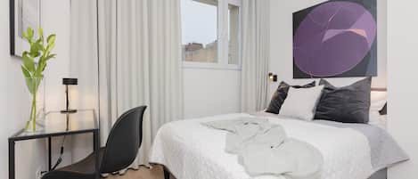 2 室のベッドルーム、デスク、アイロン / アイロン台、旅行用ベビーベッド