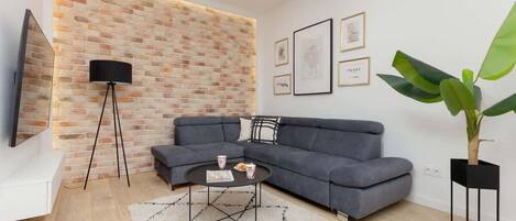 Una televisión, una oficina