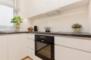Køleskab, mikrobølgeovn, ovn, kogeplade