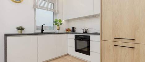 Køleskab, mikrobølgeovn, ovn, kogeplade