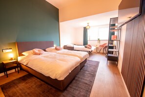 スーペリア ダブルルーム シングルベッド 2 台 | 低刺激性寝具、低反発ベッド、セーフティボックス (室内)、デスク
