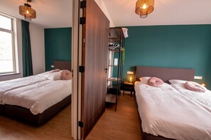 スタンダード ダブルルーム | 低刺激性寝具、低反発ベッド、セーフティボックス (室内)、デスク