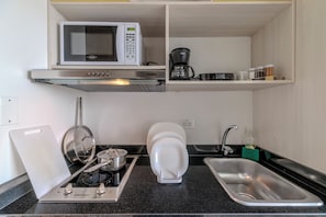 Frigobar, micro-ondas, cooktop, chapa