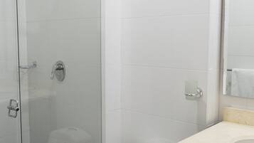 Appartamento Basic, 1 letto singolo | Bagno | Asciugacapelli, asciugamani, sapone, carta igienica