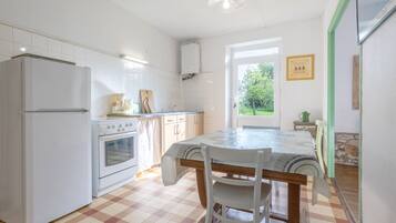 Coffee/tea maker, fridge, oven, stovetop