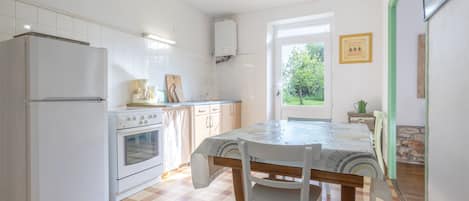 Coffee/tea maker, fridge, oven, stovetop