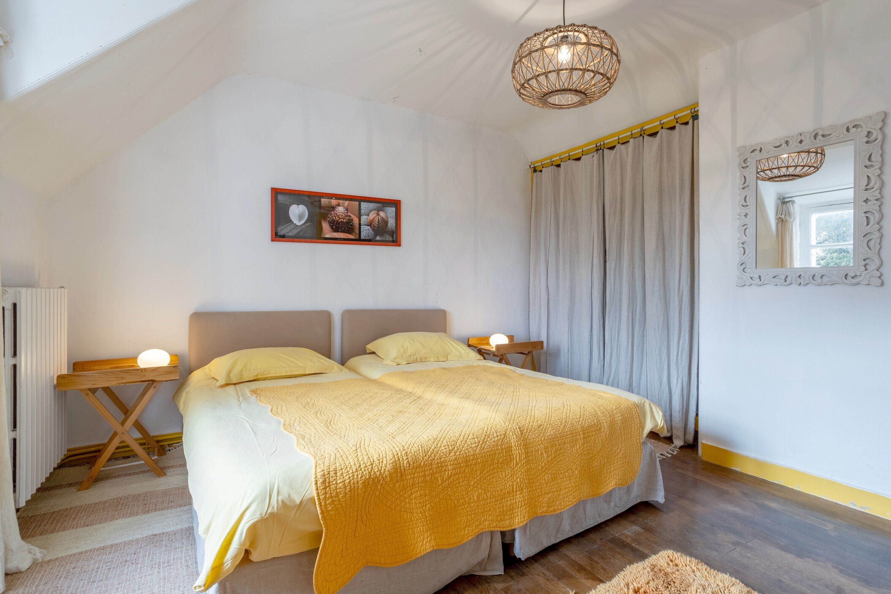 2 bedrooms, bed sheets