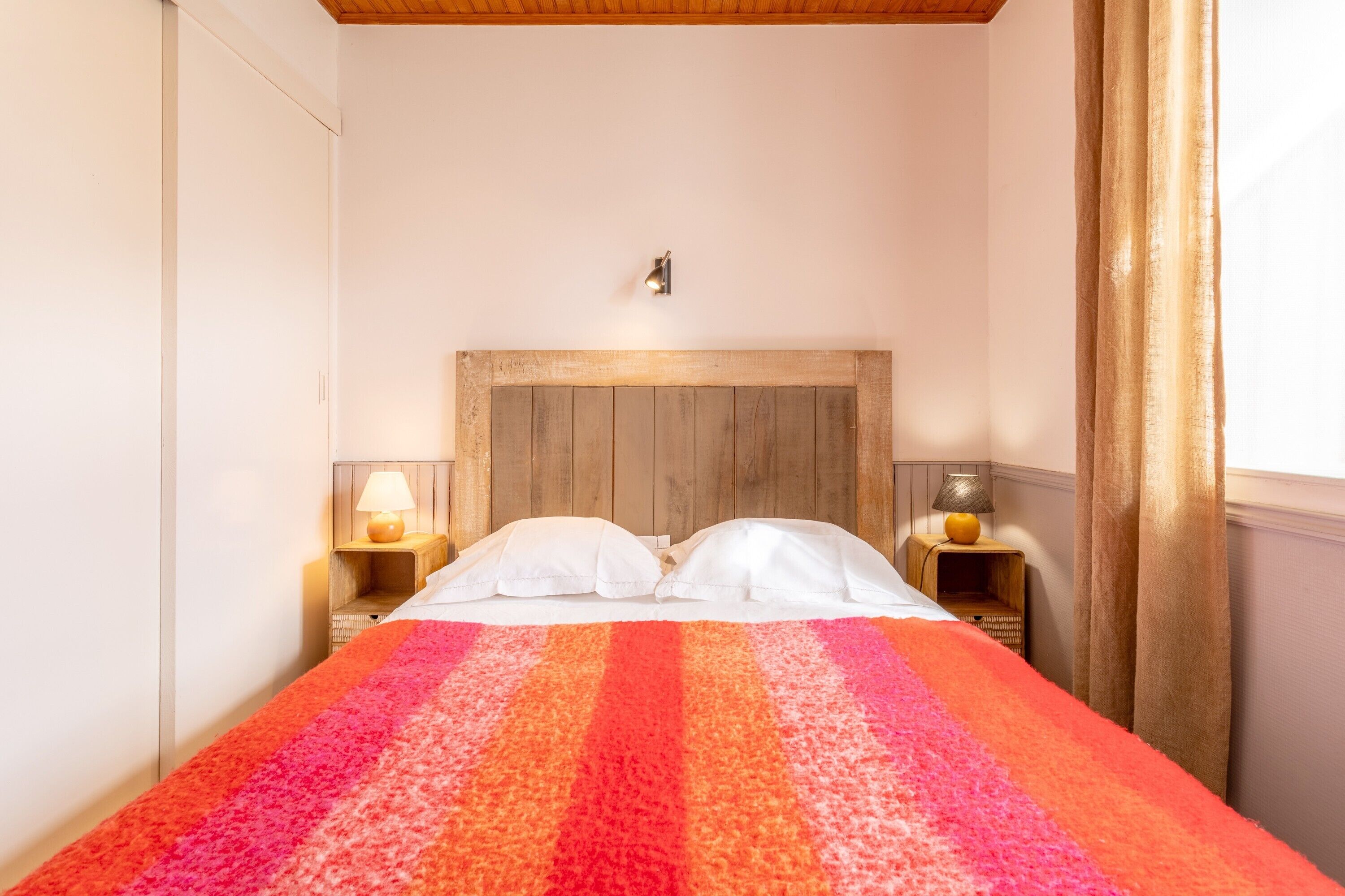 2 bedrooms, bed sheets