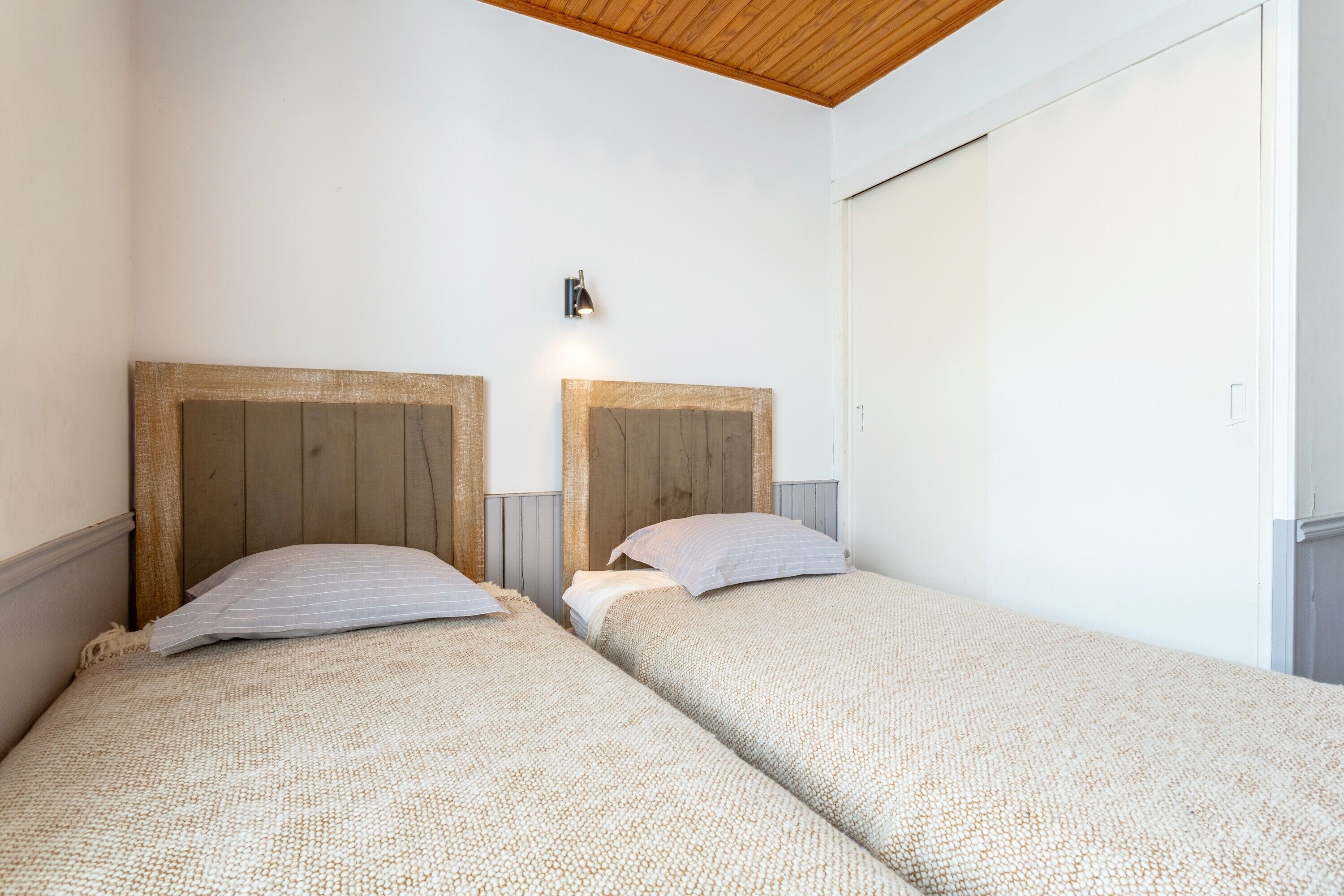 2 bedrooms, bed sheets
