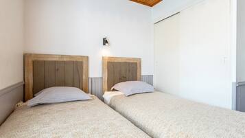 2 bedrooms, bed sheets