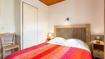 2 bedrooms, bed sheets