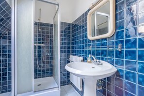 Shower, towels