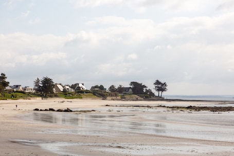 Beach nearby. 'Ferme Kerlan Beach 5min by Car' House with Private Garden