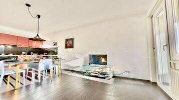 Family Apartment, Multiple Bedrooms (Malibu46) | Dining