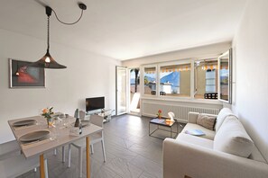Familieleilighet, flere soverom (Malibu46) | Oppholdsområde | En 21-tommers Flatskjerm-TV med kabel-kanaler samt TV