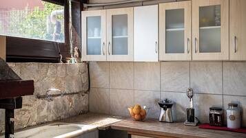 Cottage House | Private kitchenette | Fridge, microwave, electric kettle, toaster