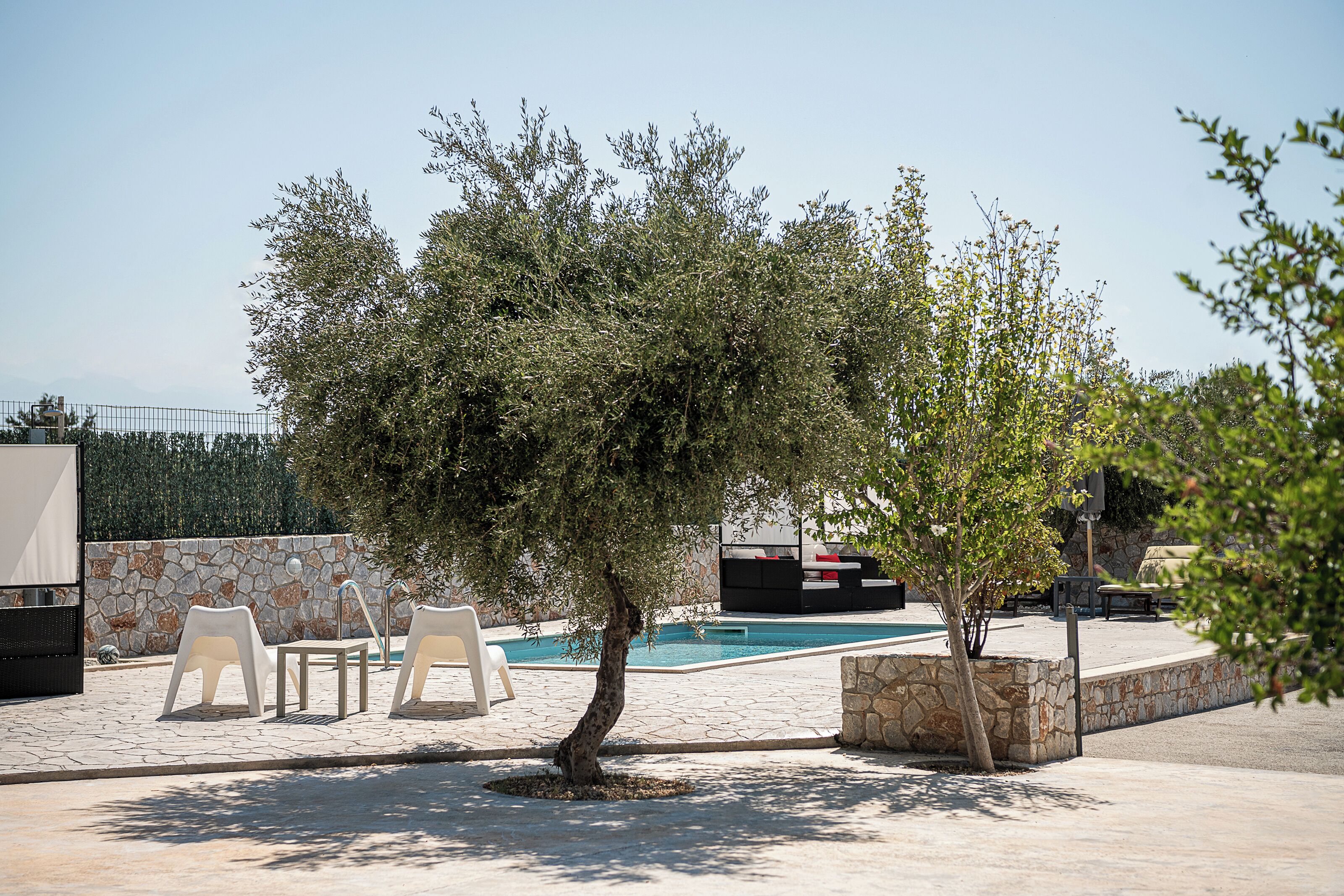 حمّام سباحة خارجي موسمي، مظلات على حمّام السباحة، مقاعد للتشمس