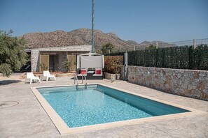 Sesongbasert utendørsbasseng, bassengparasoller og solsenger