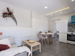 Modern Detached Home | Wohnbereich | 50-Zoll-Flachbildfernseher mit Digitalempfang, Netflix