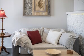 Modern Detached Home | Wohnbereich | 50-Zoll-Flachbildfernseher mit Digitalempfang, Netflix