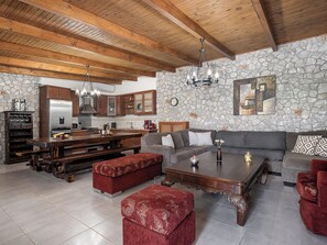 Rustic Chalet | Eget kjøkken | Kjøleskap, mikrobølgeovn, vannkoker og brødrister